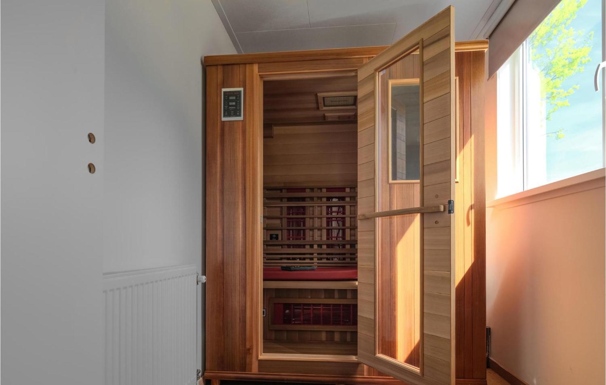 Nice Home In Heinkenszand With Sauna Esterno foto